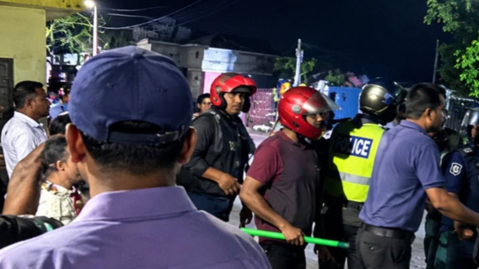 বেড়ায় ফুটবল খেলাকে কেন্দ্র করে সংঘর্ষ, আহত অর্ধশতাধিক